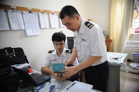 海南海事局轉(zhuǎn)變服務(wù)方式 登門服務(wù)完善船員信息數(shù)據(jù)庫(kù)
