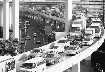 上海私車(chē)牌照拍賣(mài)是與非：屢創(chuàng)新高引發(fā)爭(zhēng)議