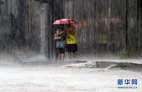 南方遭暴雨襲擊 城區(qū)可“看海”