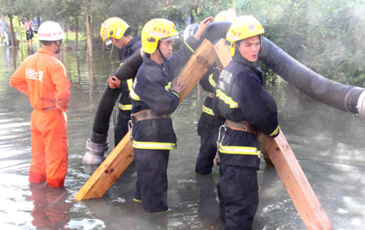 克拉瑪依遭遇暴雨襲擊 消防官兵緊急疏散300戶居民安全轉(zhuǎn)移