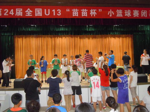 鄭州幸福路小學(xué)榮獲“苗苗杯”籃球賽多個獎項