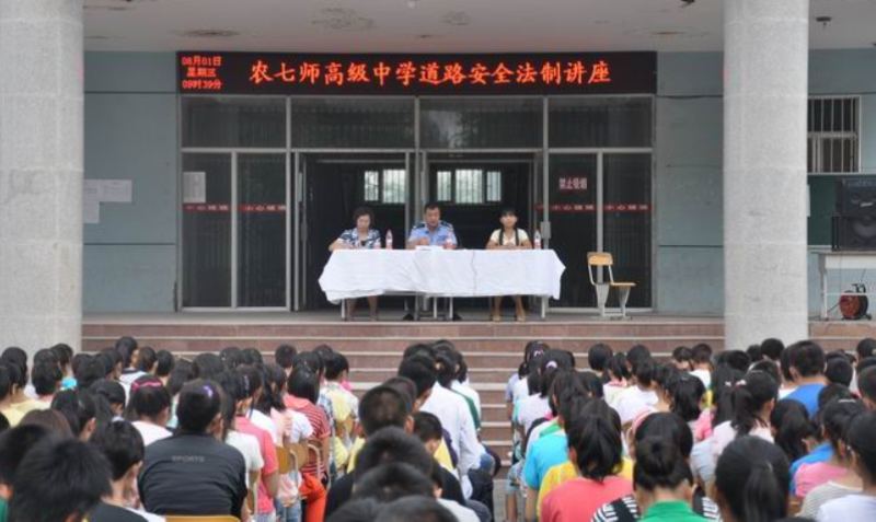 奎屯交警深入學(xué)校進行道路交通安全知識講座