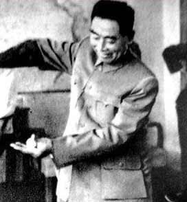 周恩來(lái)十大可愛(ài)瞬間 偉人也有萌態(tài)