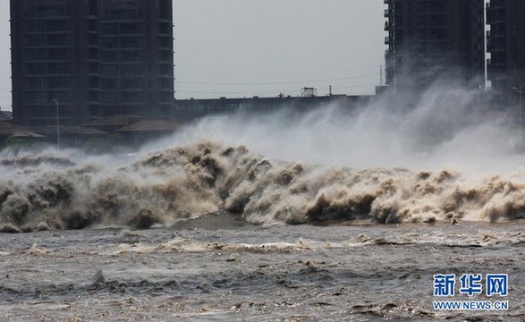 臺(tái)風(fēng)“蘇拉”及滿月天象齊發(fā)力 錢塘江大潮異常壯觀