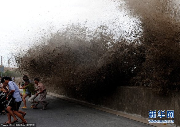 臺(tái)風(fēng)“蘇拉”及滿月天象齊發(fā)力 錢塘江大潮異常壯觀