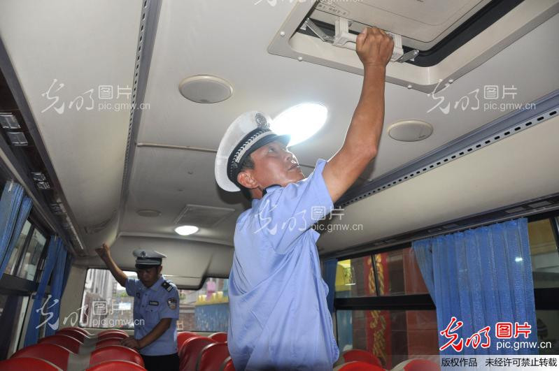 交警對校車進(jìn)行