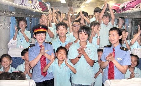 列車(chē)上的“少兒夏令營(yíng)”（組照）
