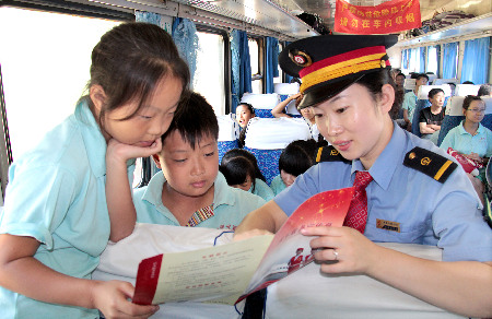 列車(chē)上的“少兒夏令營(yíng)”（組照）