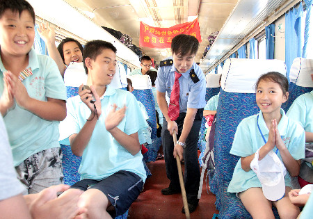 列車(chē)上的“少兒夏令營(yíng)”（組照）
