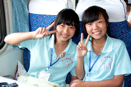 列車(chē)上的“少兒夏令營(yíng)”（組照）