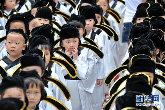 南京小學(xué)新生夫子廟里舉行“開筆禮”