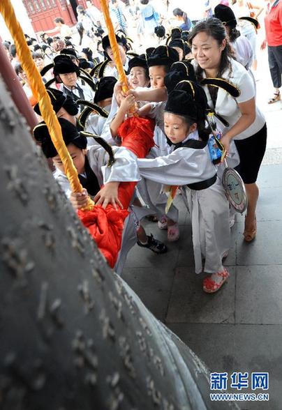 南京小學(xué)新生夫子廟里舉行“開(kāi)筆禮”