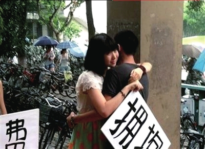 同濟大學(xué)師姐迎新生送擁抱 專家稱表達方式欠妥