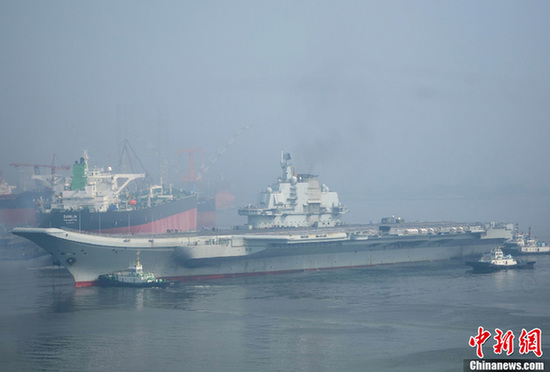 中國第一艘航母平臺今日交付海軍