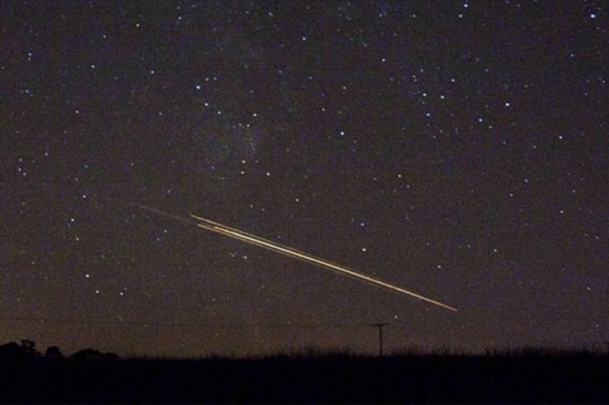 英國(guó)夜空驚現(xiàn)橙色“流星雨” 疑為太空垃圾