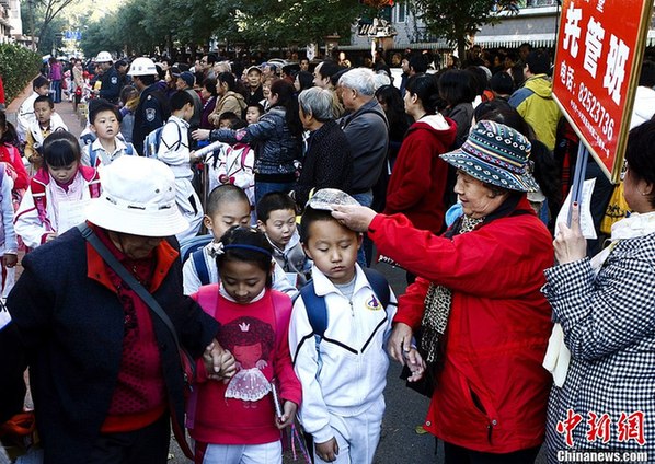 “中國式接送”引熱議 孩子成長如此呵護(hù)