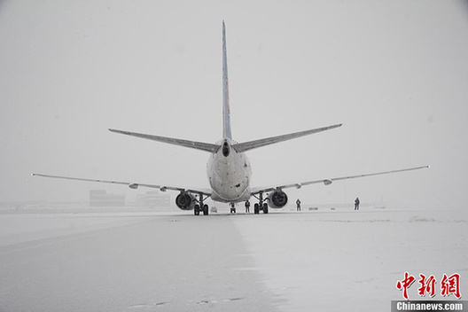 大雪襲烏魯木齊機(jī)場 20多個航班延誤