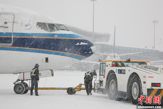 大雪襲烏魯木齊機(jī)場 20多個航班延誤