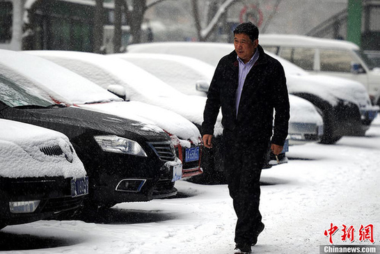 大雪襲烏魯木齊機(jī)場 20多個航班延誤