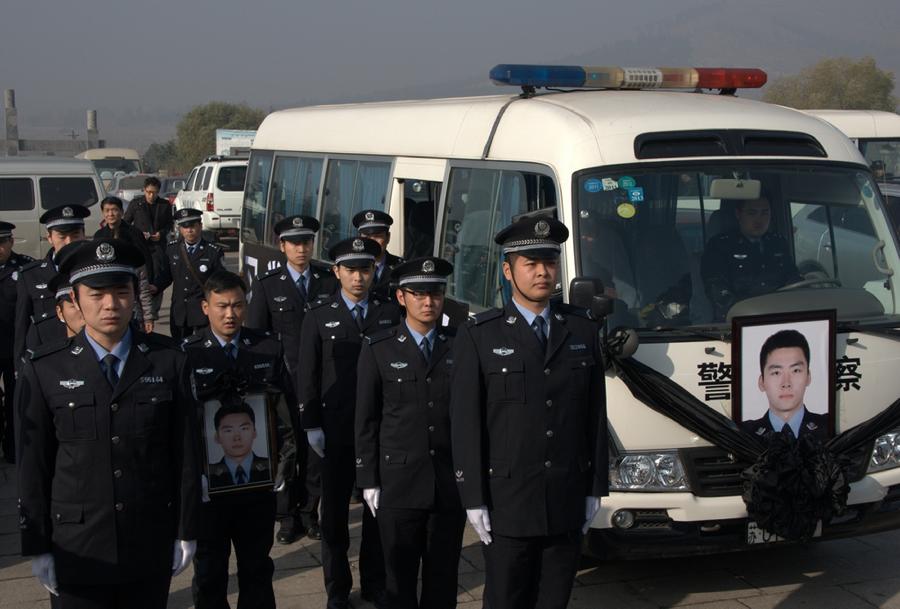 山東辦案遇襲殉職民警黃升追悼會(huì)在徐州舉行
