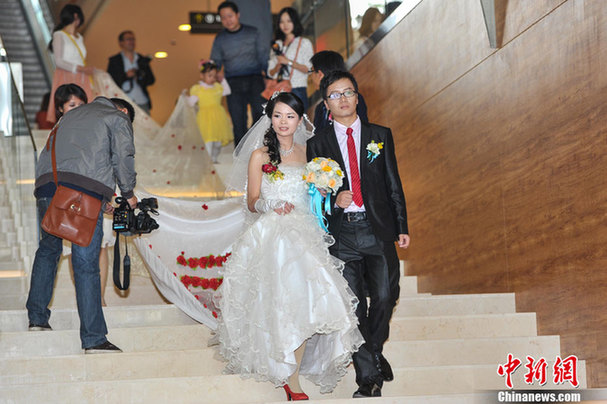 廣西一新娘身著520米長婚紗出嫁