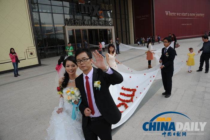 南寧一對(duì)新人為婚禮自制520米長(zhǎng)婚紗