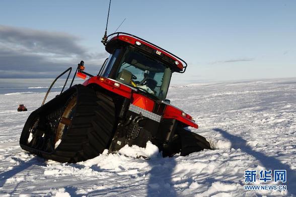 南極科考隊(duì)成功拖出陷入冰裂隙的雪地車
