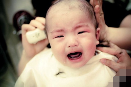 又囧又萌！寶寶理發(fā)好傷心