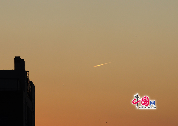 北京西南方向天空出現(xiàn)不明飛行物(高清組圖)