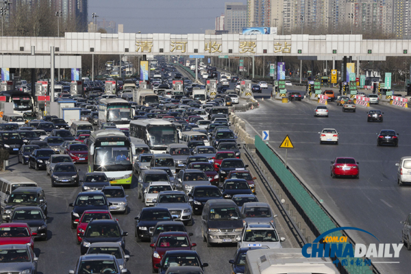 北京元旦假期返京高峰現(xiàn)堵車長龍