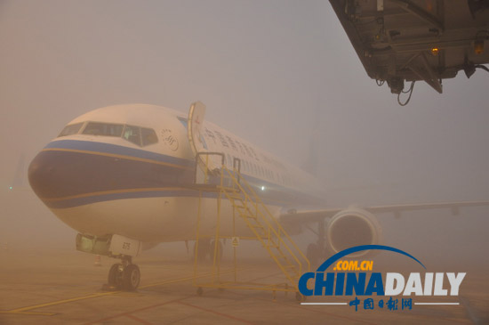 成都大霧 雙流機(jī)場(chǎng)萬人滯留