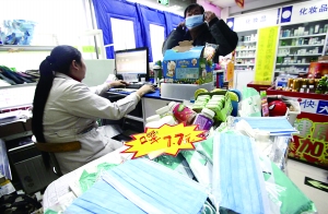 大霧帶動“口罩經(jīng)濟” 網(wǎng)友：誰不戴口罩圍觀誰 圖