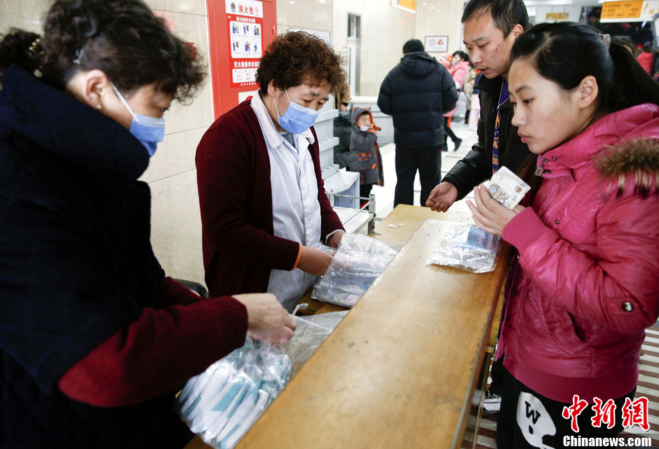 北京持續(xù)霧霾引發(fā)市民搶購口罩