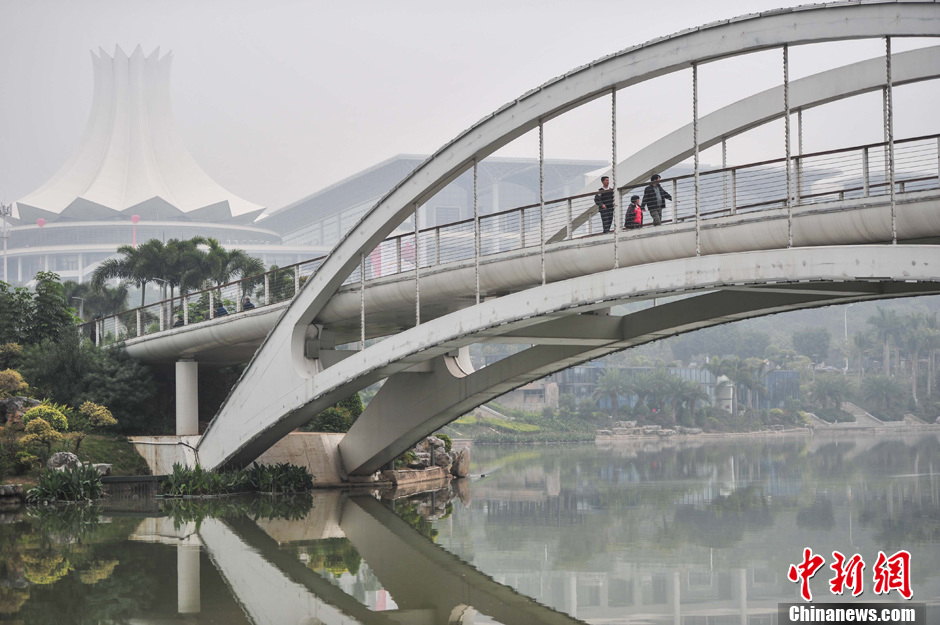 北京持續(xù)霧霾引發(fā)市民搶購口罩