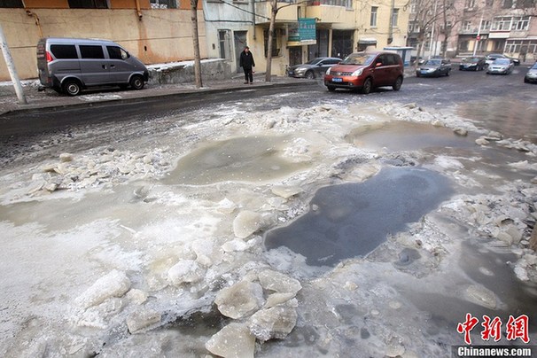 哈爾濱一水管線破裂 街路變成冰河