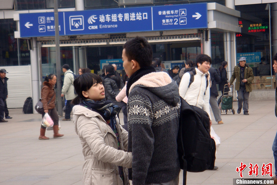 重慶火車站百態(tài) 學(xué)生情侶分別最動人