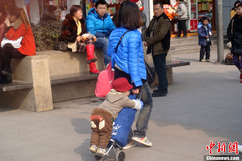 重慶火車(chē)站百態(tài) 學(xué)生情侶分別最動(dòng)人