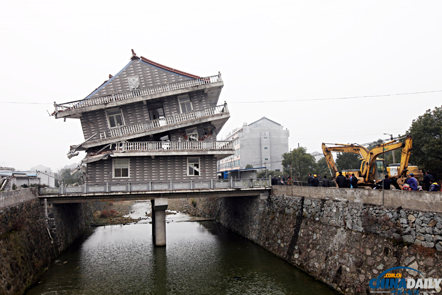 浙江溫嶺建在橋中央“最牛樓房”被拆除