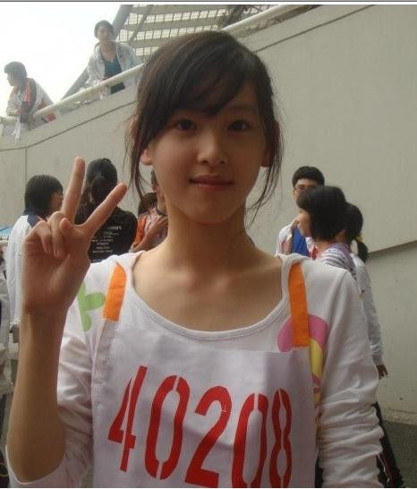 “奶茶妹妹”實(shí)習(xí)當(dāng)記者引圍觀 海量生活照曝光