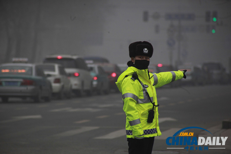 濟(jì)南交警佩戴口罩執(zhí)勤 全國(guó)尚屬首例