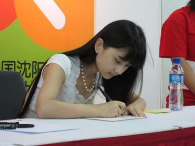 《我是歌手》淚點(diǎn)女走紅 盤(pán)點(diǎn)意外走紅的神秘觀眾