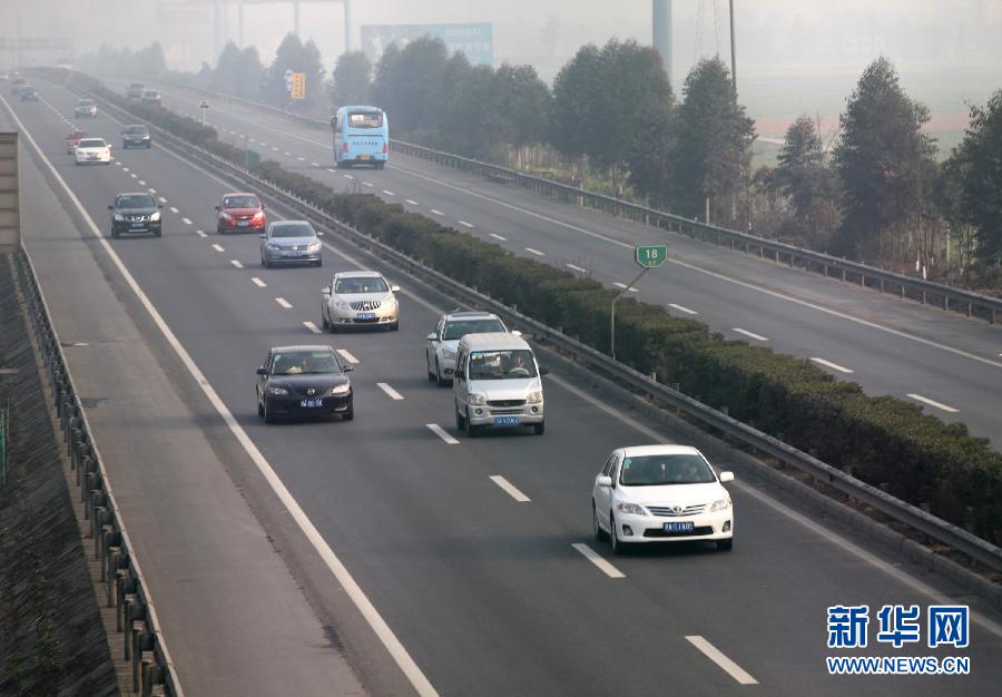小客車免費通行首日全國公路網(wǎng)暢通