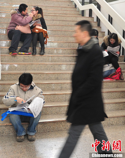 北京春季招聘會上的求職者百態(tài)