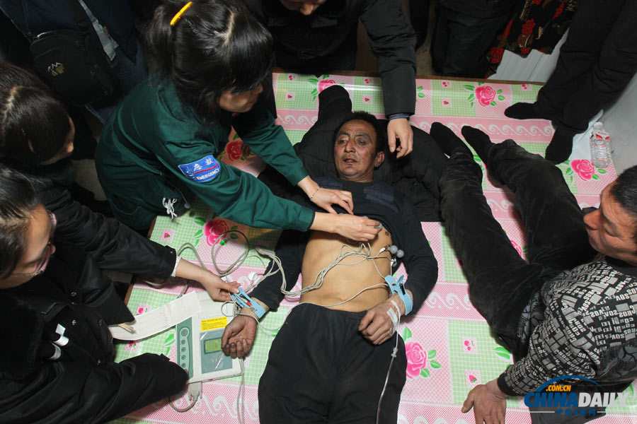 直升機(jī)出動 救出松花江上被困船員