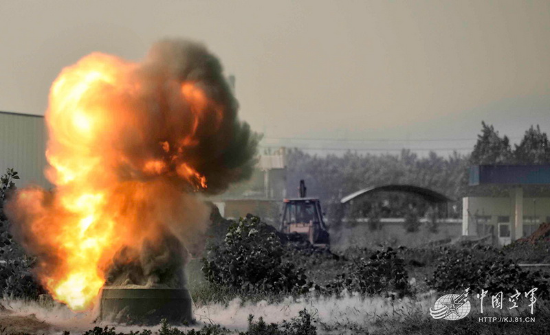 高清：我軍機場排彈兵曝光 各種排彈裝備悉數(shù)亮相