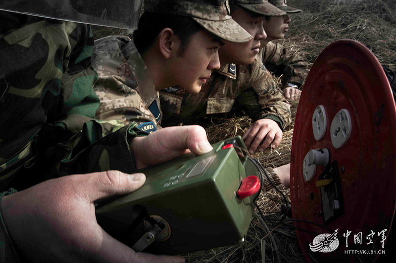 高清：我軍機(jī)場(chǎng)排彈兵曝光 各種排彈裝備悉數(shù)亮相