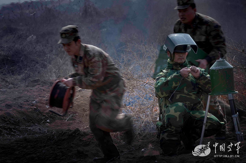 高清：我軍機場排彈兵曝光 各種排彈裝備悉數(shù)亮相