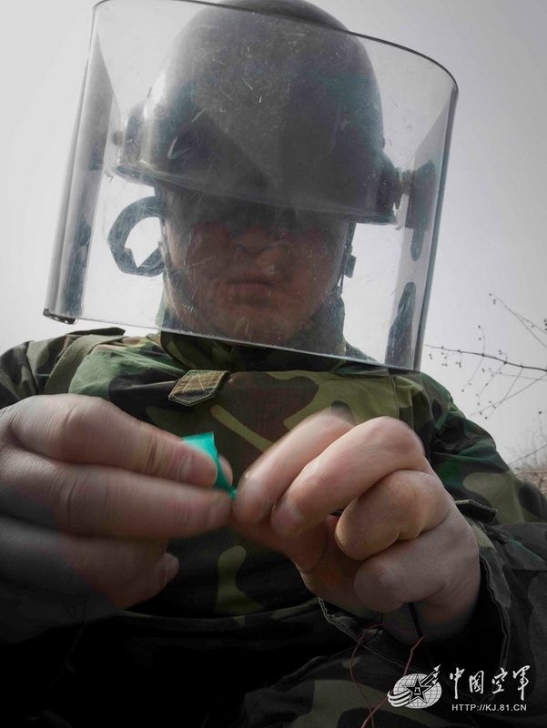 高清：我軍機(jī)場(chǎng)排彈兵曝光 各種排彈裝備悉數(shù)亮相