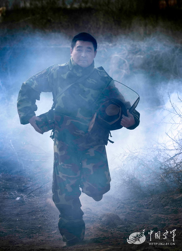 高清：我軍機(jī)場(chǎng)排彈兵曝光 各種排彈裝備悉數(shù)亮相