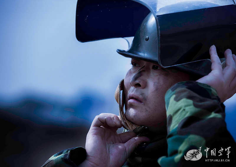高清：我軍機(jī)場(chǎng)排彈兵曝光 各種排彈裝備悉數(shù)亮相